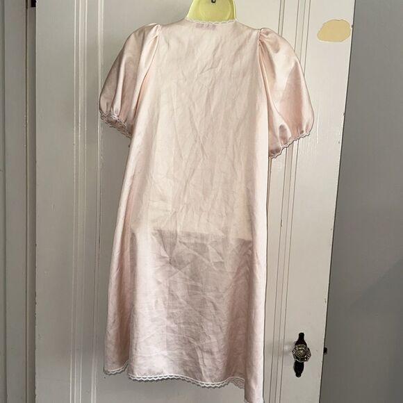 Vtg Brandywine light pink puff sleeve robe with lace neckline that ties in front - Picture 6 of 9